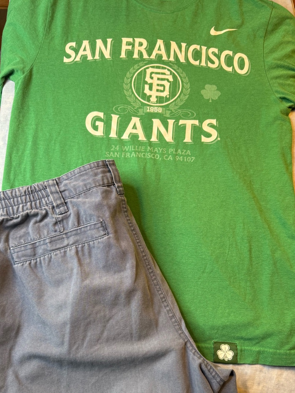Nike San Francisco Giants Green Logo Tee and grey sportif men’s shorts  bundle